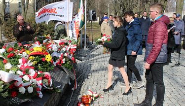 Składanie kwiatów podczas uroczystości: Narodowego Dnia Żołnierzy Wyklętych