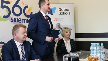 Konferencja prasowa kuratora oświaty w Skierniewicach dotycząca reformy edukacji