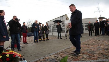 Kurator oswiaty składa kwiaty przed pomnikiem w Parku Ocalałych w Łodzi