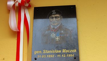 Tablica pamiątkowa przedstawiająca patrona szkoły gen. Stanisława Maczka