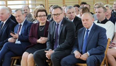 Minister edukacji i kurator oświaty podczas wizyty w szkole w Sieradzu