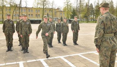 Uczniowie podczas zawodów: przegląd musztry klas mundurowych