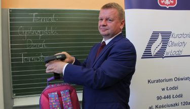 Ogólnopolski Dzień Tornistra. Ważenie plecaków w Szkole Podstawowej nr 1 w Sieradzu
