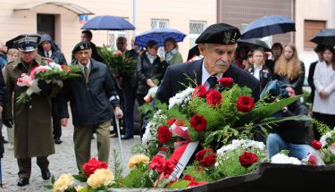 Zdjęcie z uroczystości z okazji 80. rocznicy agresji ZSRR na Polskę. Kombatant składa kwiaty przed Pomnikiem Ofiar Komunizmu w Łodzi