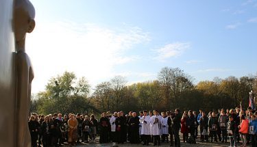 Zdjęcie z marszu upamiętniający dzieci z obozu na Przemysłowej. Na fotografii tłum zgromadzony przed Pomnikiem Pękniętego Serca