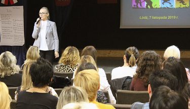 Zdjęcie ze spotkania poświęconego edukacji dzieci z cukrzycą. Wicekurator przemawia do zgromadzonych w sali dyrektorów i nauczycieli