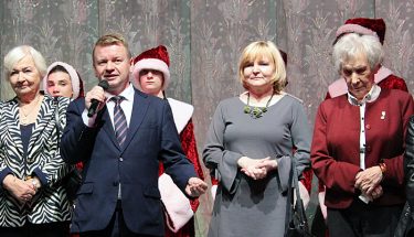 Zdjęcie przedstawiające kuratora przemawiającego podczas świątecznego spotkania z dziećmi w Teatrze Wielkim w Łodzi