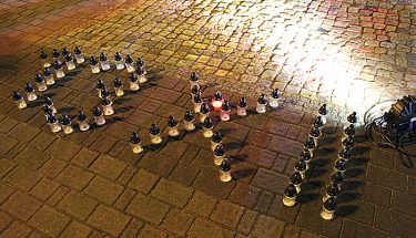 Zdjęcie z obchodów 38. rocznicy wprowadzenia w Polsce stanu wojennego: ze zniczy ułożono datę 13 grudnia
