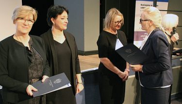 Zdjęcie z konferencji. Wicekurator oświaty wręcza przedstawicielom szkół Wojewódzkie Certyfikaty Sieci Szkół Promujących Zdrowie