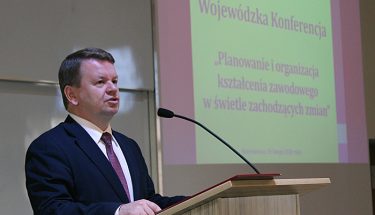 Zdjęcie przedstawiające Łódzkiego Kuratora Oświaty Grzegorza Wierzchowskiego