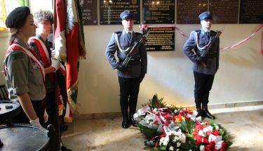 Zdjęcie przedstawiające wartę policjantów przy tablicy upamiętniającej policjantów II RP, pomordowanych w stalinowskich obozach zagłady w Sanktuarium Miłosierdzia Bożego w Łodzi