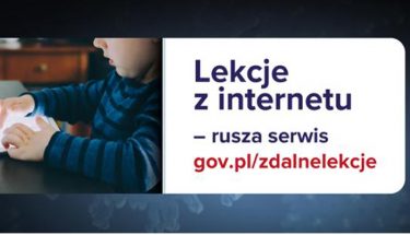Baner MEN. Po lewo zdjęcie dziecka przy komputerze, po prawo napis: Lekcje z internetu - rusza serwis gov.pl/zdalnelekcje