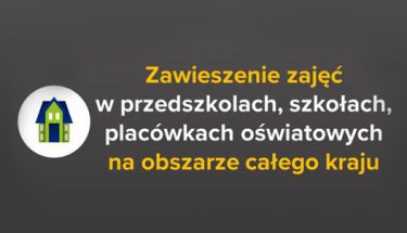 Baner. Brązowa plansza na niej rysunek domu i napis: zawieszenie zajęć w przedszkolach, szkołach, placówkach oświatowych na terenie całego kraju