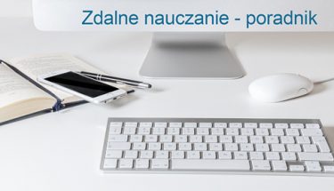 Na obrazku klawiatura, myszka, fragment monitora, otwarty notatnik, telefon. Na górze napis: zdalne nauczanie - poradnik