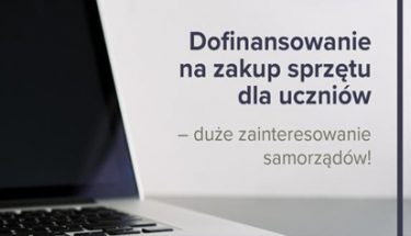 Baner. Na obrazku fragment laptopa i napis informujący o zainteresowaniu samorządów dotacjami na zakup sprzętu dla uczniów