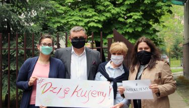 Zdjęcie czworga pracowników Kuratorium Oświaty w Łodzi trzymających w ręku kartki z napisem: dziękujemy