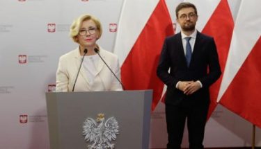 Zdjęcie z konferencji przedstawiające Sekretarza Stanu w MEN Marzenę Machałek i dyrektora Centralnej Komisji Egzaminacyjnej Marcina Smolika