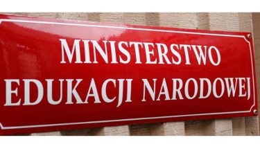 Zdjęcie tablicy z napisem: Ministerstwo Edukacji Narodowej