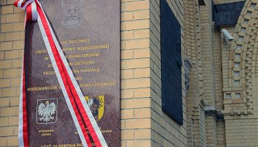 Tablica na łódzkiej katedrze upamiętniająca polskich żołnierzy walczących w Bitwie Warszawskiej odsłonięta w jej setną rocznicę