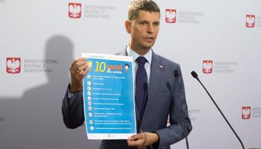 Zdjęcie przedstawiające Dariusza Piontkowskiego, Ministra Edukacji Narodowej, podczas konferencji w MEN