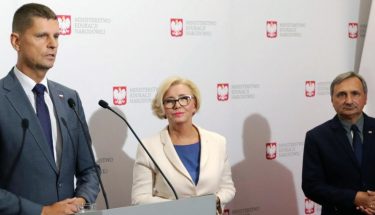 Zdjęcie przedstawiające ministra edukacji Dariusza Piontkowskiego, sekretarza stanu marzenę Machałek i podsekretasza stanu Macieja Kopcia Zdjęcie przedstawiające ministra edukacji Dariusza Piontkowskiego, sekretarza stanu Marzenę Machałek i podsekretarza stanu Macieja Kopcia