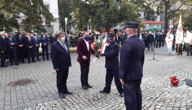 Na zdjęciu kurator Andrzej Krych i wizytator Piotr Patora składają wieniec przed Pomnikiem Ofiar Stanu Wojennego