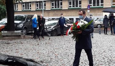 Wizytator kuratorium Michał Andrzejczak składa kwiaty przed Pomnikiem Ofiar Komunizmu z okazji 75 rocznicy utworzenia Zrzeszenia „Wolność i Niezawisłość”