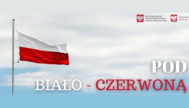 Zdjęcie flaga Polski na tle nieba obok napis: pod biało-czerwoną