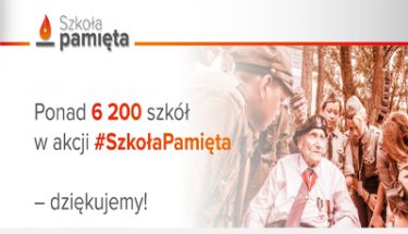 Napis po lewej stronie ponad 6 200 szkół w akcji #Szkoła Pamięta - dziękujemy! Po prawej stronie kombatant w otoczeniu harcerzy.