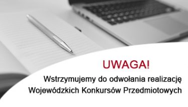 Zdjęcie przedstawia laptopa, notes z długopisem. Na zdjęciu tekst informujący o zawieszeniu do odwołania realizacji konkursów przedmiotowych