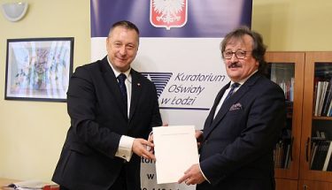 Łódzki kurator oświaty Waldemar Flajszer (po lewo) wręcza nominację wicekuratorowi Andrzejowi Krychowi (po prawo)