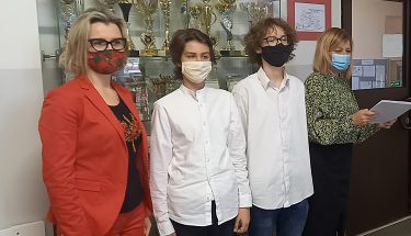 Zdjęcie uczniów wyróżnionych w konkursie