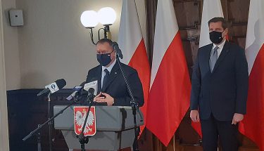 Zdjęcie z konferencji prasowej kuratora oświaty i wojewody