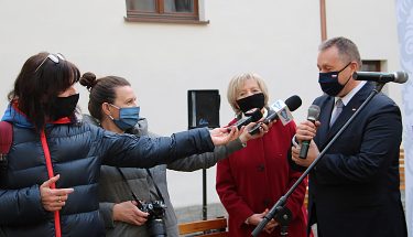 Zdjęcie przedstawiające konferencję prasową kuratora oświaty