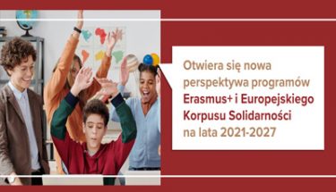 Ciesząca się młodzież z podniesionymi rękami, obok kwadratowy dymek z tekstem: Otwiera się nowa perspektywa programów Erasmus+ i Europejskiego Korpusu Solidarności na lata 2021-2027