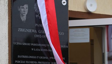 Tablica upamiętniająca Zbigniewa Godlewskiego (symbolicznego Janka Wiśniewskiego) na Szkole Podstawowej im. Józefa Piłsudskiego w Gałkowie Dużym