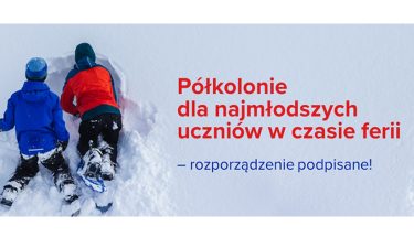 Baner MEN z napisem: Półkolonie dla najmłodszych uczniów w czasie ferii