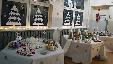 Zdjęcie przedstawiające świąteczne ozdoby w Szkole Podstawowej nr 8 w Bełchatowie