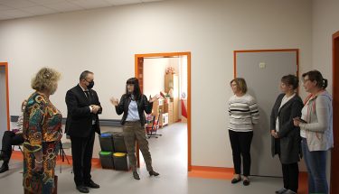 Zdjęcie z wizyty kuratora oświaty w Łódzkiej Szkole dla Słabowidzących i Niewidomych „Na Dziewanny” - zwiedzanie placówki