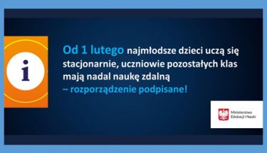 Granatowa grafika z napisem: od 1 lutego najmłodsze dzieci uczą się stacjonarnie, uczniowie pozostałych klas mają nadal naukę zdalną – rozporządzenie podpisane