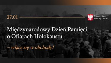 Archiwalne zdjęcie tłumu ludzi w obozie koncentracyjnym. Na zdjęciu tekst: "27 stycznia, Międzynarodowy Dzień Pamięci o Ofiarach Holokaustu – włącz się w obchody!"