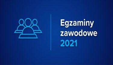 Granatowa grafika z ikoną uczniów przy stołach i tekstem "Egzaminy zawodowe 2021"