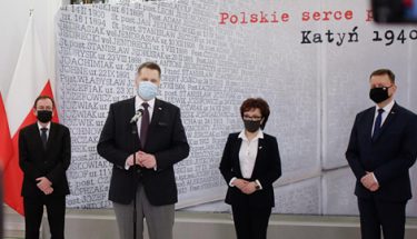 Zdjęcie z inauguracji drugiej edycji konkursu literacko-plastycznego „Polskie serce pękło. Katyń 1940". Na zdjęciu między innymi minister edukacji i nauki oraz marszałek Elżbieta Witek