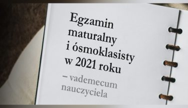 Grafika przedstawia otwarty notes z tekstem: "Egzamin maturalny i ósmoklasisty w 2021 roku – vademecum nauczyciela"
