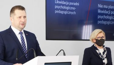 Minister Czarnek i sekretarz stanu Marzena Machałek podczas konferencji, minister przemawia do mikrofonu.