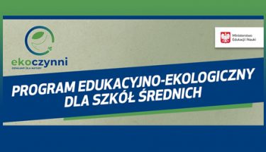 Po lewej stronie logotyp programu ekoczynni, po prawej logotyp Ministerstwa Edukacji i Nauki. Poniżej biały napis na niebieskim tle Program edukacyjno-ekologiczny dla szkół średnich. Całość na tle przypominającym szary papier.