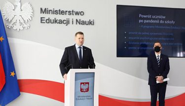 Zdjęcie z konferencji ministra edukacji i nauki o temacie: Aktywny powrót uczniów do szkoły po pandemii – inauguracja programu MEiN i AWF