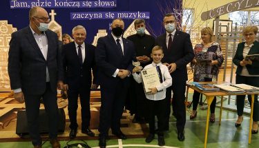 Wizyta w Szkole Podstawowej im. Władysława Łokietka w Rossoszycy, gdzie miał miejsce XI Festiwal Piosenki Religijnej "Cecyliada 2021". Zdjęcie z wręczenia nagród zwycięzcom konkursu