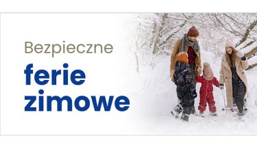 Na białym tle napis: Bezpieczne ferie zimowe. Po prawej stronie grafiki zdjęcie rodziny ubranej w zimowe kurtki i czapki