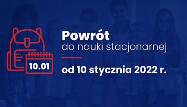 Grantowe tło przez które przebija grupa uśmiechniętych uczniów w klasie. Czerwony piktogram z wizerunkiem plecaka i ikonką kalendarza z datą 10.01. Obok napis Powrót do nauki stacjonarnej kreska od 10 stycznia 2022 r.